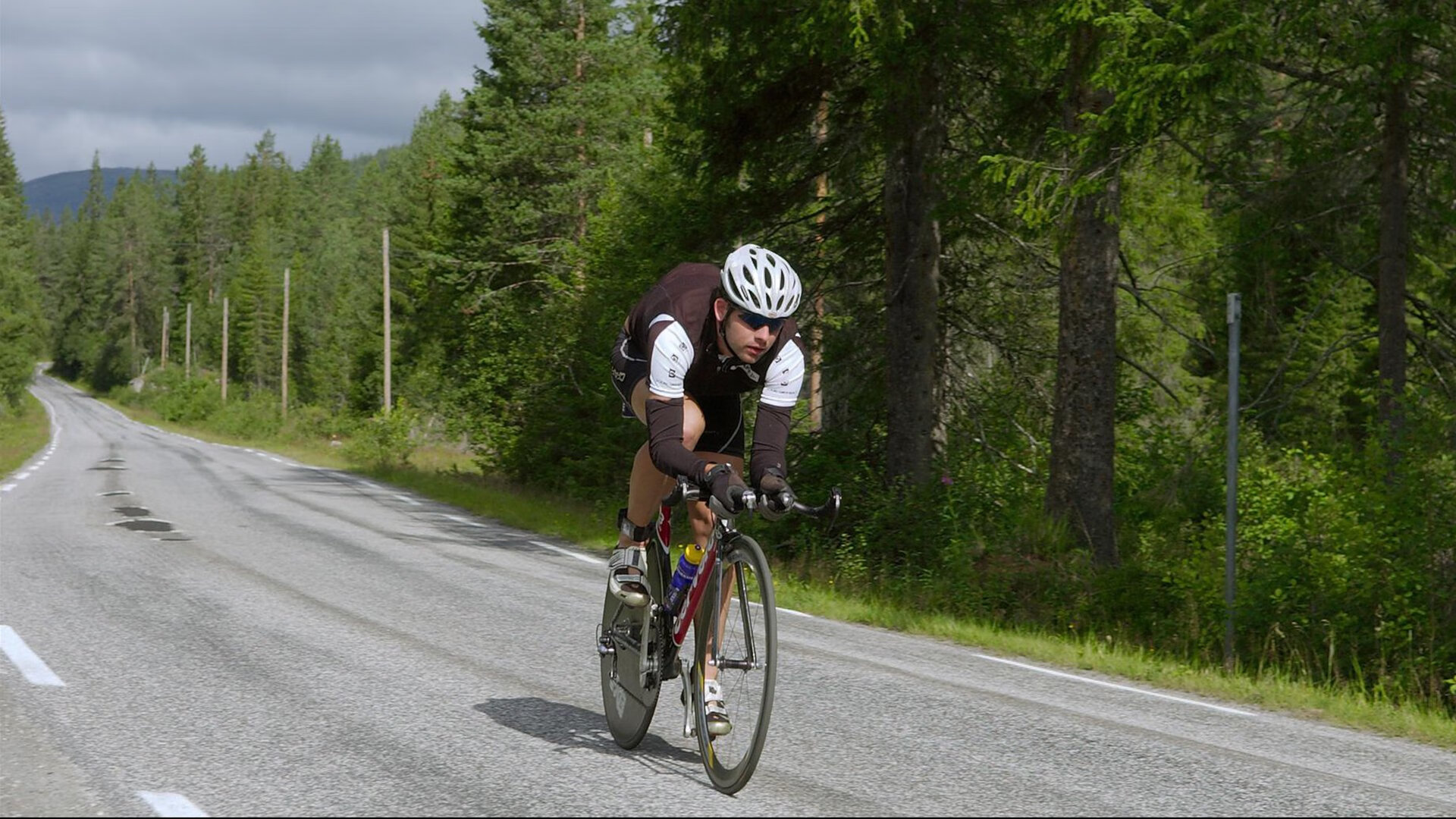 卡普尔通过强力冲击和灵活传球,帮助袋鼠队在比赛中占据主动,卡普尔和儿子们