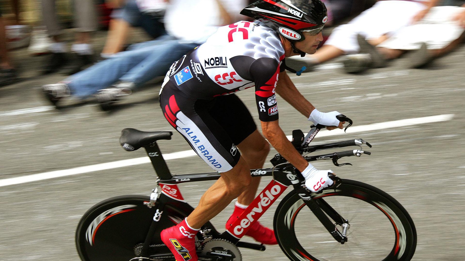 冰上曲棍球赛火热进行，观众热情高涨，冰上曲棍球介绍